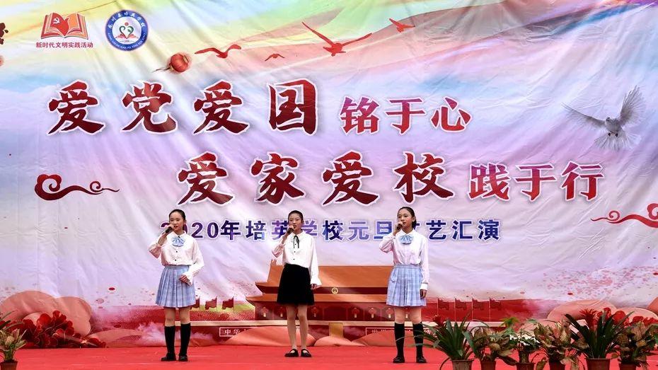 汪峰大女儿发育彻底成熟，大胆穿吊带美过章子怡，长得像亲妈吗？游戏画面